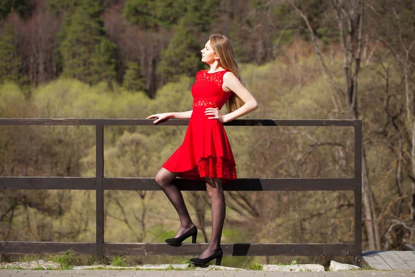 Jonge Blonde Vrouw Rode Jurk Voorjaar Park — Stockfoto