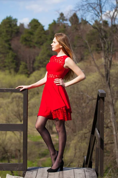 Młoda Blondynka Czerwonej Sukience Parku Wiosny — Zdjęcie stockowe