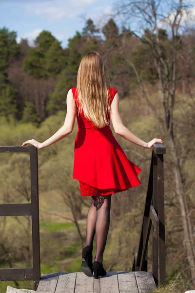 Mladá Blond Žena Červených Šatech Jaře Parku — Stock fotografie