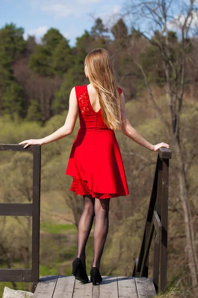 Jonge Blonde Vrouw Rode Jurk Voorjaar Park — Stockfoto
