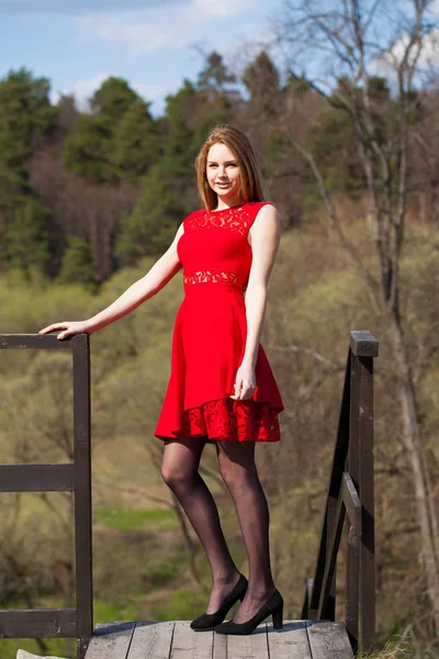 Jovem Loira Vestido Vermelho Parque Primavera — Fotografia de Stock