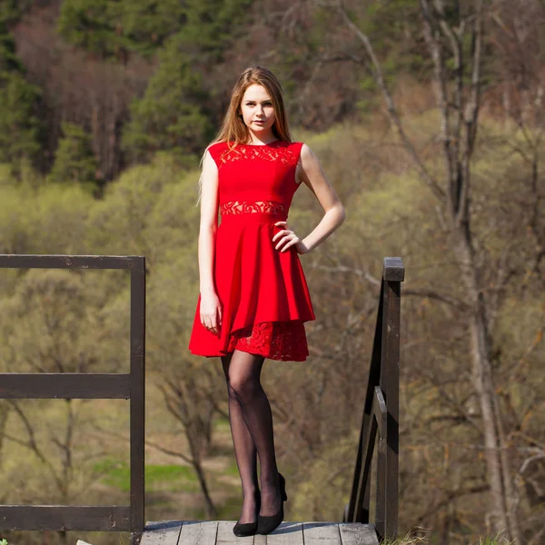 Νεαρή Ξανθιά Γυναίκα Στο Κόκκινο Φόρεμα Στο Πάρκο Άνοιξη — Φωτογραφία Αρχείου