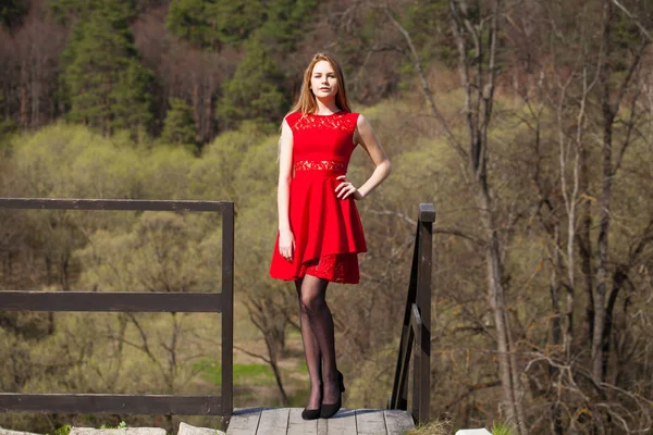 Jovem Loira Vestido Vermelho Parque Primavera — Fotografia de Stock