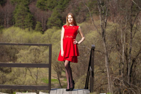 Молодая Блондинка Красном Платье Весеннем Парке — стоковое фото