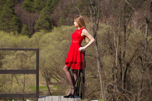 Νεαρή Ξανθιά Γυναίκα Στο Κόκκινο Φόρεμα Στο Πάρκο Άνοιξη — Φωτογραφία Αρχείου