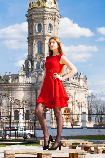 Retrato de longitud completa de la joven hermosa mujer — Foto de Stock