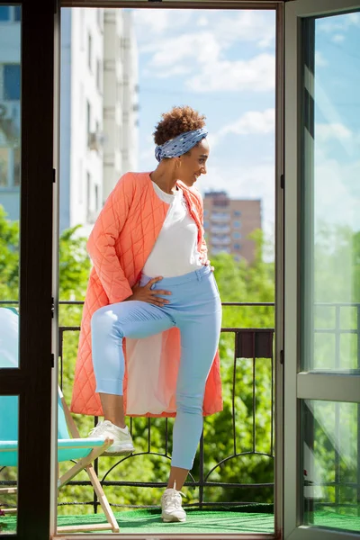 Африканская модель женщины в розовой весенней куртке и голубых брюках — стоковое фото