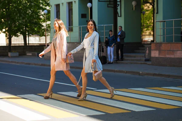 Två Glada Flickor Sommar Street Utomhus — Stockfoto