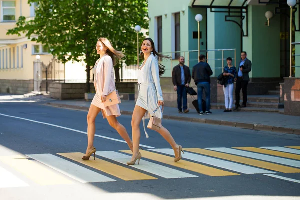 Zwei Fröhliche Mädchen Sommerstraße Freien — Stockfoto