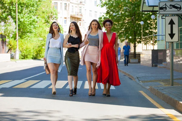 ストリート ファッション つの美しいファッショナブルなガール フレンドを歩く都市の天気晴れ — ストック写真