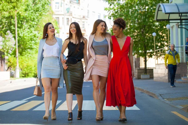 Street Fashion Fyra Vackra Fashionabla Flickvänner Promenad Soligt Väder Staden — Stockfoto