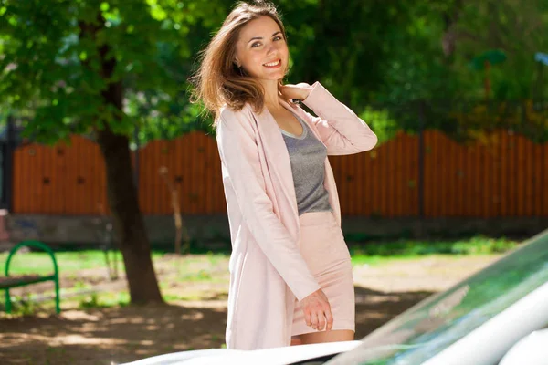 Straat Mode Closeup Portret Van Een Gelukkige Jonge Vrouw Roze — Stockfoto