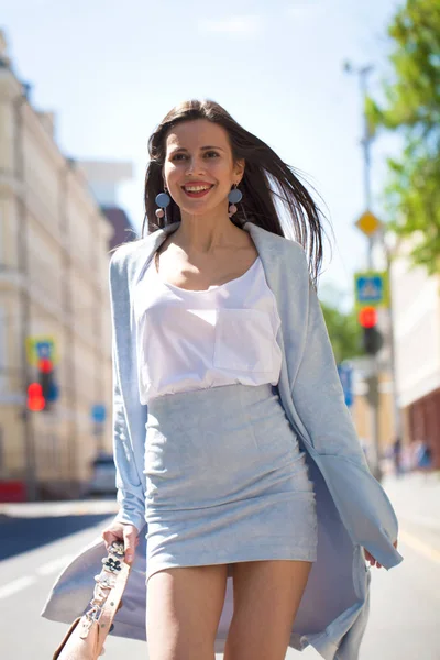 Mody Ulicznej Zbliżenie Portret Szczęśliwy Młodej Kobiety Niebieski Spódnica Kurtka — Zdjęcie stockowe