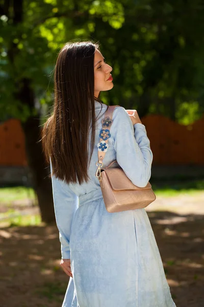 Sokak Moda Mutlu Bir Genç Kadın Mavi Etek Ceket Yaz — Stok fotoğraf