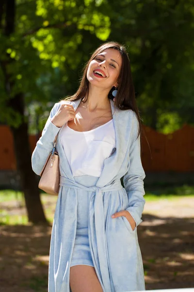 Straat Mode Closeup Portret Van Een Gelukkige Jonge Vrouw Blauwe — Stockfoto