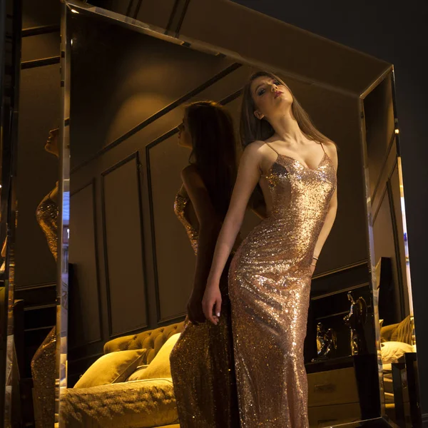 Glamorous interior golden mirror. Fashion Beautiful young woman — Stock Photo, Image