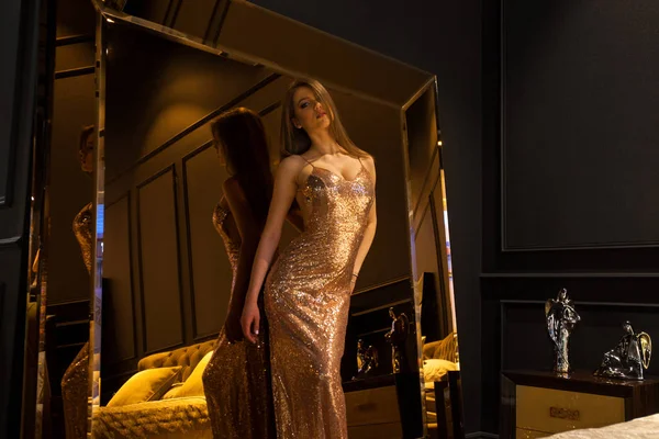 Λαμπερό εσωτερικό χρυσό καθρέφτη. Μόδα όμορφη νεαρή γυναίκα — Φωτογραφία Αρχείου