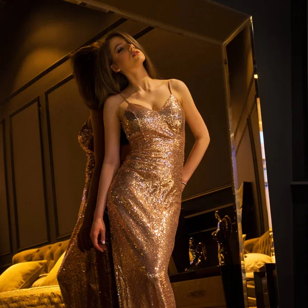 Гламурное внутреннее золотое зеркало. Мода Красивая молодая женщина — стоковое фото