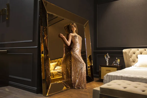 Λαμπερό εσωτερικό χρυσό καθρέφτη. Μόδα όμορφη νεαρή γυναίκα — Φωτογραφία Αρχείου