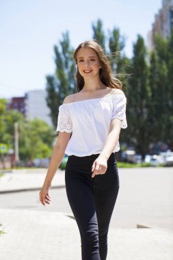 Kot pantolon ve beyaz bluz yürüyüş genç güzel esmer kadın