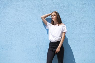 Portre yakın çekim genç güzel esmer kadın 