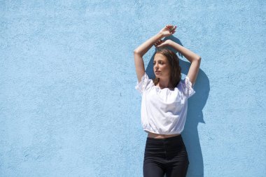 Portre yakın çekim genç güzel esmer kadın 