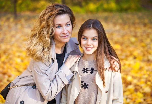 Šťastná matka a dcera se procházejí v podzimním parku — Stock fotografie
