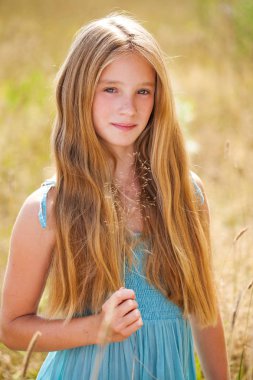 Güzel genç bir sarışın küçük kız portresi 