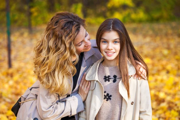 Szczęśliwa matka i córka spacerują w jesiennym parku — Zdjęcie stockowe