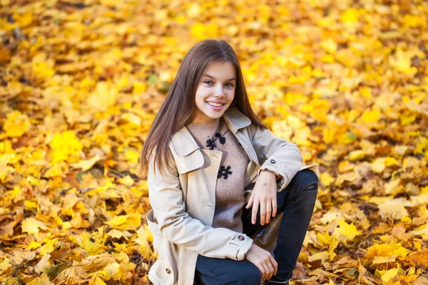 Jovem menina feliz em casaco bege — Fotografia de Stock