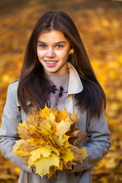 Felice giovane ragazza in cappotto beige — Foto Stock