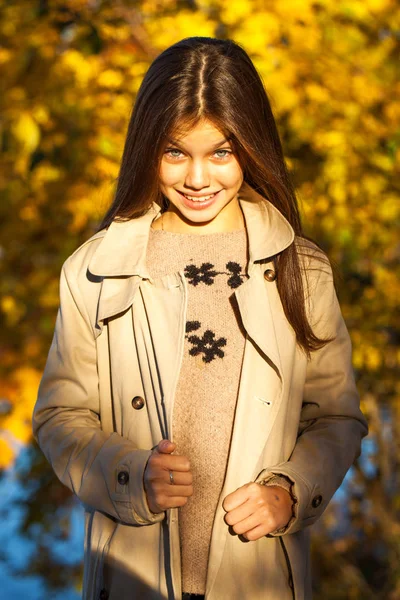 Щаслива молода маленька дівчинка в бежевому пальто — стокове фото