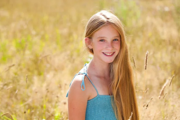 Porträtt av en vacker ung blond liten flicka — Stockfoto