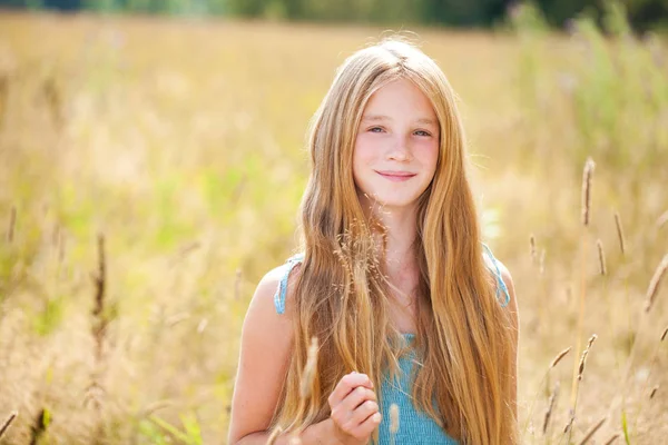 Porträtt av en vacker ung blond liten flicka — Stockfoto