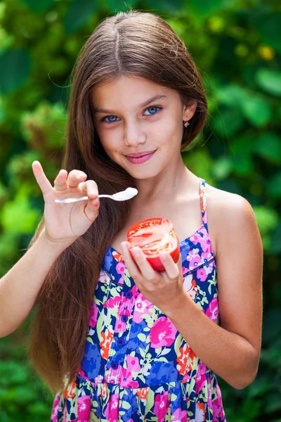 Portrét malé holčičky s červeným rajčetem — Stock fotografie