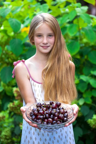 快乐的小女孩，带着一盘甜樱桃 — 图库照片