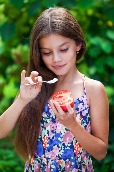 Portrét malé holčičky s červeným rajčetem — Stock fotografie