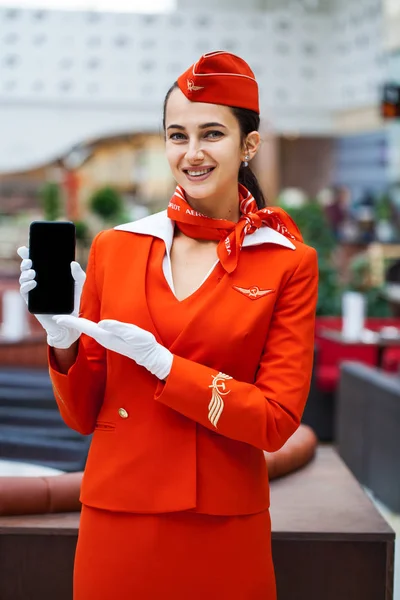 Ryssland, Moskva: 01 augusti 2019. Vacker flygvärdinna klädd i — Stockfoto