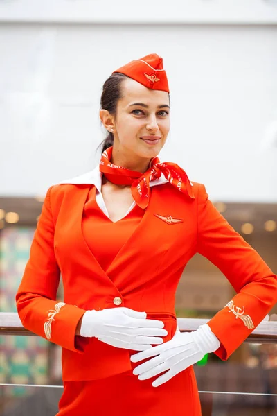 Rosja, Moskwa: 01 sierpnia 2019 r. Piękna stewardessa ubrana w — Zdjęcie stockowe