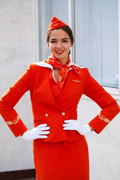 รัสเซีย, ซามาร่า: 08 สิงหาคม 2019 เซ็กซี่ stewardess แต่งตัวในสํานักงาน — ภาพถ่ายสต็อก