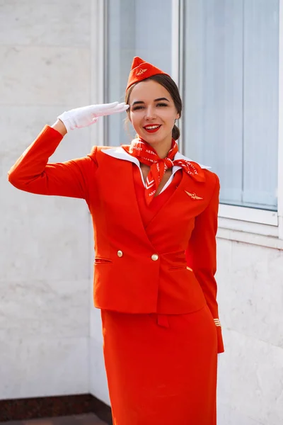 RUSSIE, Samara : 08 août 2019. Hôtesse sexy habillée en abricot — Photo