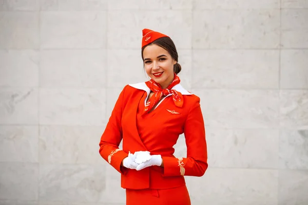 รัสเซีย, ซามาร่า: 08 สิงหาคม 2019 เซ็กซี่ stewardess แต่งตัวในสํานักงาน — ภาพถ่ายสต็อก