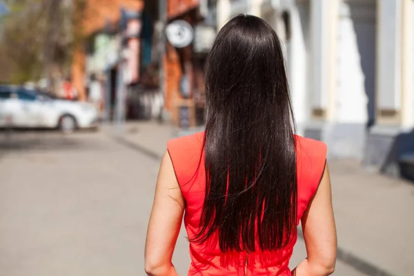 Achteraanzicht close-up portret jonge mooie brunette vrouw in re — Stockfoto