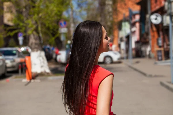 Arrière vue gros plan portrait jeune belle brune femme en re — Photo