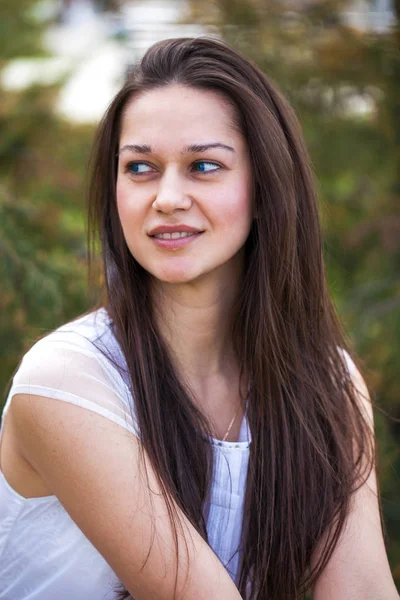 Retrato de cerca de la joven hermosa morena — Foto de Stock