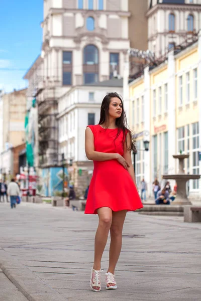 Jovem mulher bonita em vestido vermelho na rua de verão — Fotografia de Stock