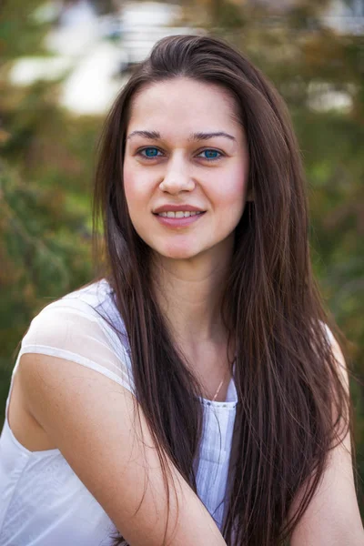 Portrait close up of young beautiful brunette woman — Stock Photo, Image