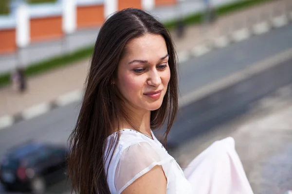 Retrato de cerca de la joven hermosa morena — Foto de Stock