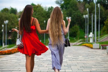 İki genç sarışın ve esmer kız