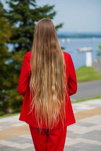 Arrière vue gros plan portrait jeune belle mannequin blonde en rouge — Photo